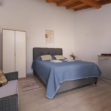 Small Stone House Luka Apartamento *