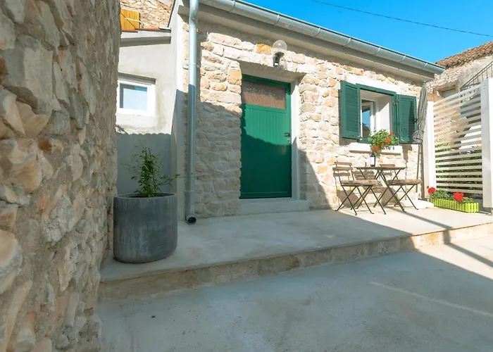 Small Stone House Luka Apartament