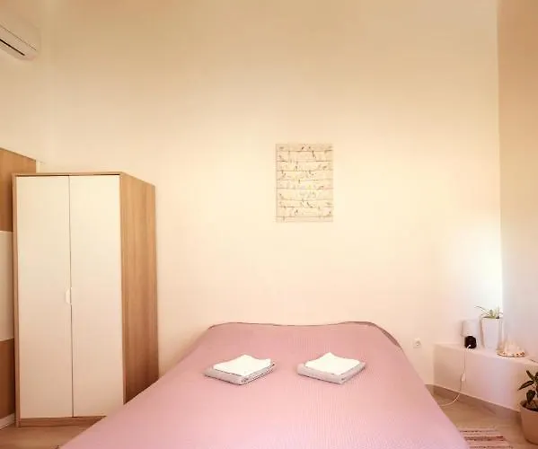 Small Stone House Luka زادار